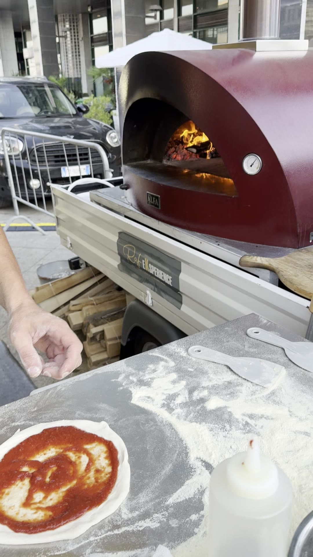 L'Apecar di Raf Eksperience con il forno a legna acceso durante un evento